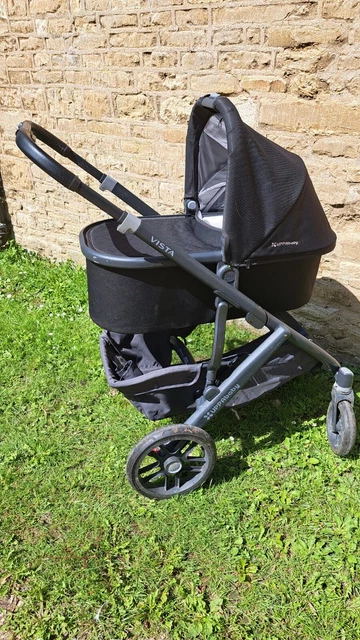 Uppababy vista v2 Black with Bassinet, Toddler seat, rainshields, bugshields Etc
