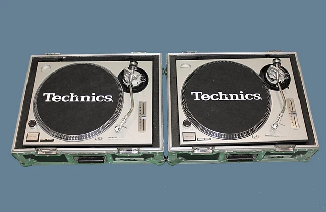 TECHNICS SL-1200MK2 Quartz Direct Drive Turnable with Road Case