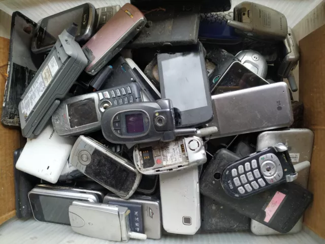 Lot of 100pcs Assorted Cell Phones For Parts, Scrap or Gold Recovery