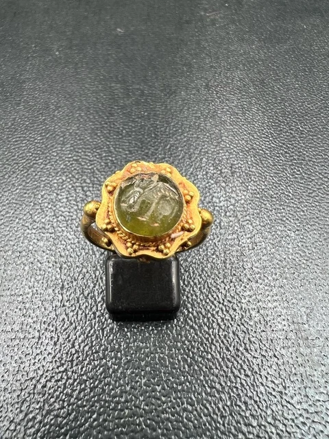 Beautiful afghani solid  gold old ring with carved jade