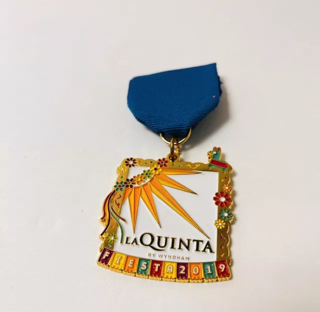 2019 San Antonio Viva Fiesta Medal Pin TEXAS la Quinta Hotels Rare HTF Piñata