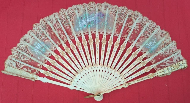 Antiguo abanico de hueso y país de puntilla con lentejuelas siglo XIX Antiguo abanico de hueso y país de puntilla con lentejuelas siglo XIX