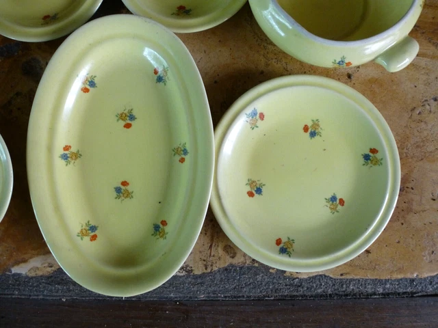 DINETTE DE 36 PIECES POUR POUPEE DE GRANDE TAILLE EN PORCELAINE
