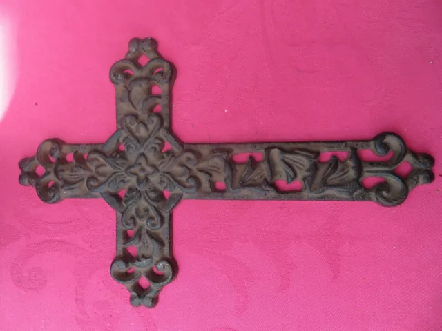 kleines wunderschönes verziertes Gusseisen Objekt christliches Kreuz