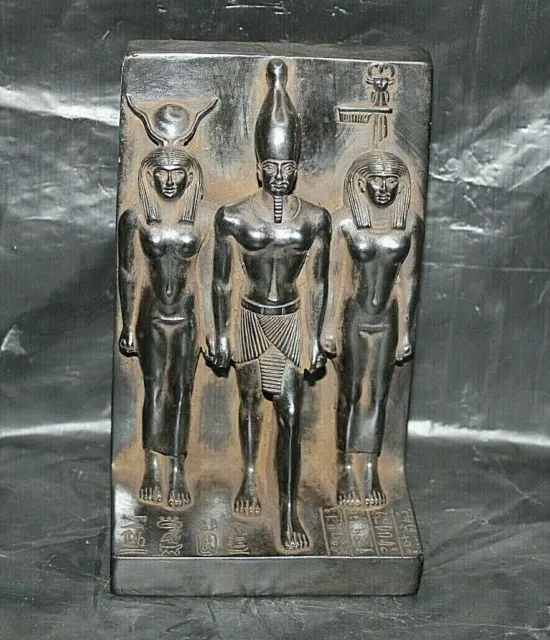 Estatua de la Trinidad egipcia antigua Hathor, Isis y Menkaure La Gran Trinidad