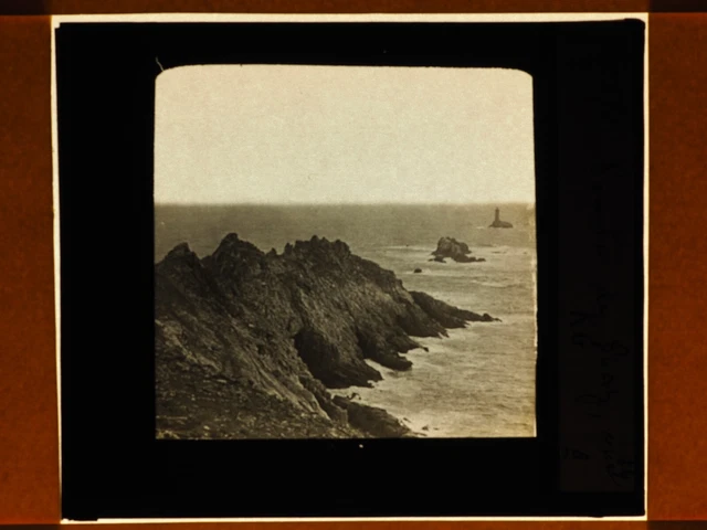 LA POINTE DU RAZ (Finistère) - Magic Lantern Plate 10 x 8.5 cm - TBE