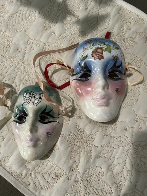 2 máscaras faciales vintage firmadas por artistas de cerámica de Nueva Orleans Mardi Gras
