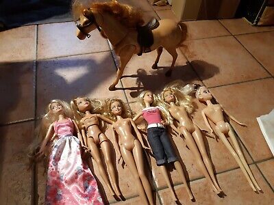 Barbie + autre poupée mannequin + cheval
