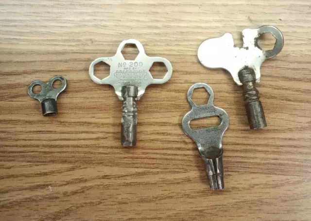 lot of 4 vintage keys unique looking Union hardware key really cool read