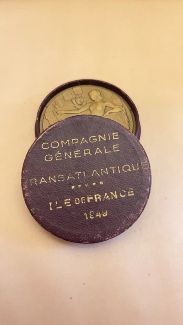 Ecrin pour médaille Ordonnance, sky bleu avec filet or, habillage intérieur satin blanc