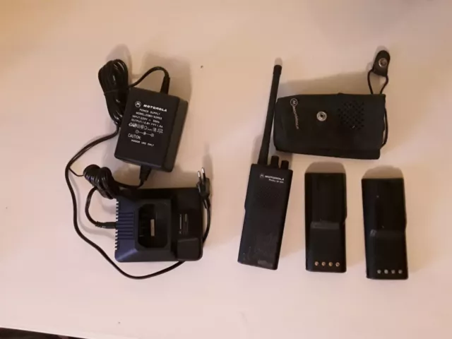 Motorola Radius GP300 UHF 8 Kanal Handfunkgerät  3 Akku + Lader+Tasche