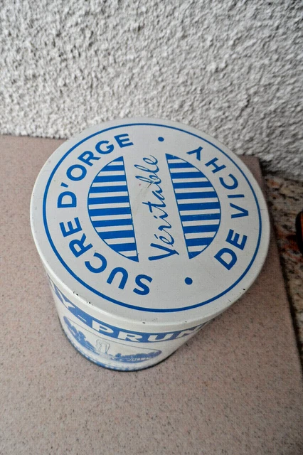 Tôle Décorative Rouge Style Américain Vintage Devant une Ancienne Station Service