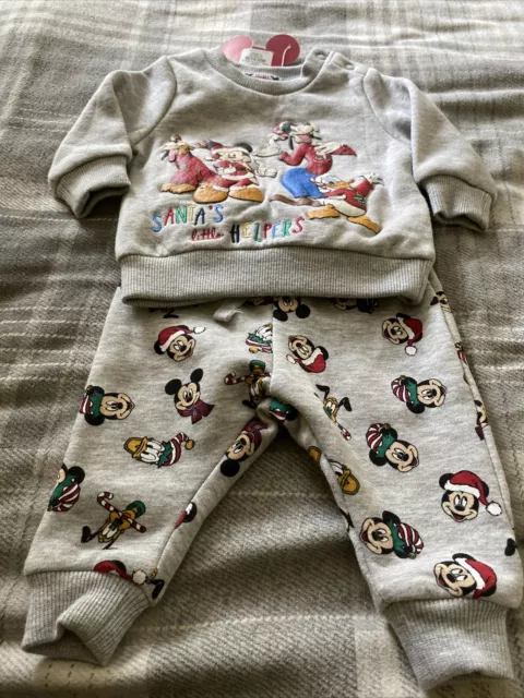 Set da jogging natalizio Primark Disney Babbo Natale's Little Helper età 0-3 mesi nuovo con etichette