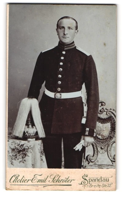 Fotografie Emil Schröter, Spandau, Soldat in Gardeuniform mit Pickelhaube Roßha