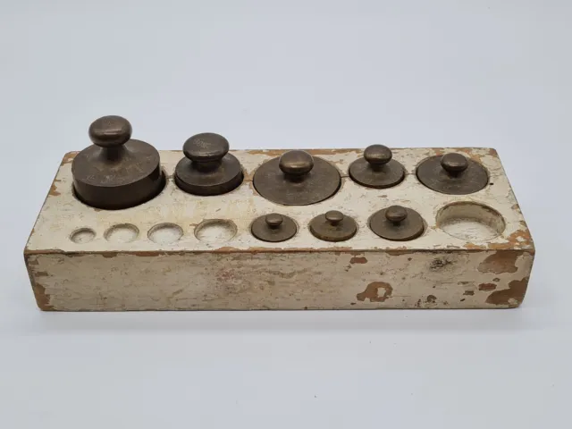Vintage Gewichtesatz im Holzblock Messing