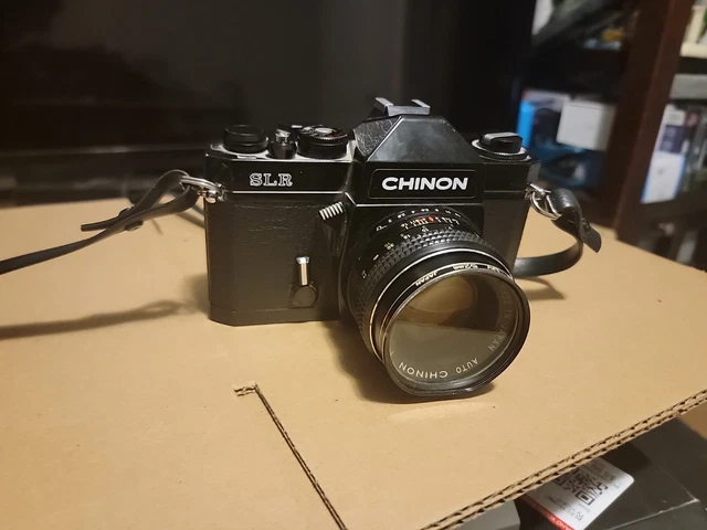 Cámara vintage Chinon SLR 35 mm con lente 1:17 f = 55 mm. Con estuche