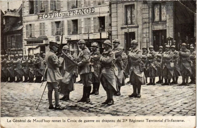 CPA AK Militaire - Le General Maud'huy hands over the Croix de Guerre (697698)