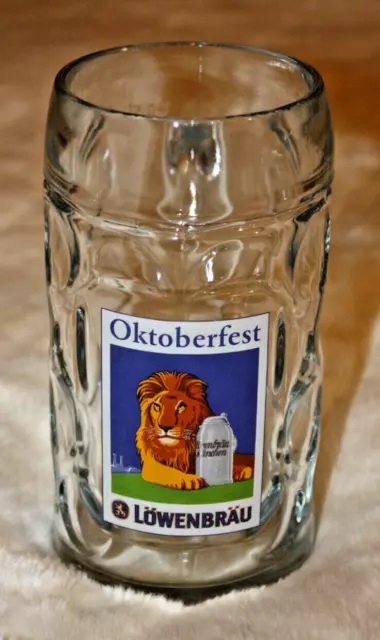 Löwenbräu München; Bierkrug mit Henkel aus Glas, 0,5 Liter, Oktoberfestausgabe