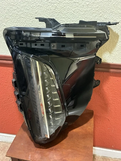 NICE 2025 2026 OEM CADILLAC ESCALADE ESV Passenger HEADLIGHT Part nice-2025-2026-oem-cadillac-escalade-esv-passenger-headlight-part
