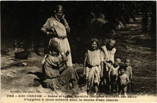 CPA AK FEZ Famille indigene donnant des bains MAROC (824718)
