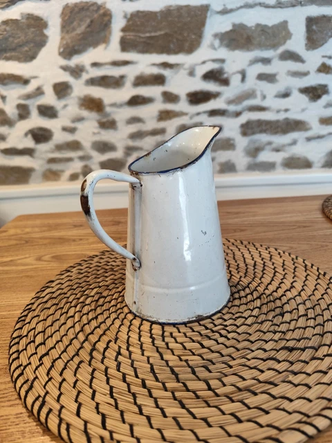 Ancien Et Tres Beau Broc A Eau En Email Blanc Liseré Bleu
