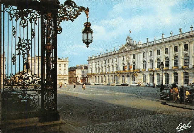 NANCY - La place Stanislas  - l'Hôtel de ville  et le Grand Hôtel