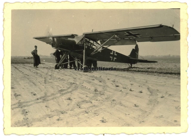 Orig. Foto Soldaten mit Fieseler Fi 156 Storch Flugzeug 1940
