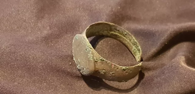 Lovely Roman bronze ring uncleaned con. break in Antiquity but wearable L43q 3