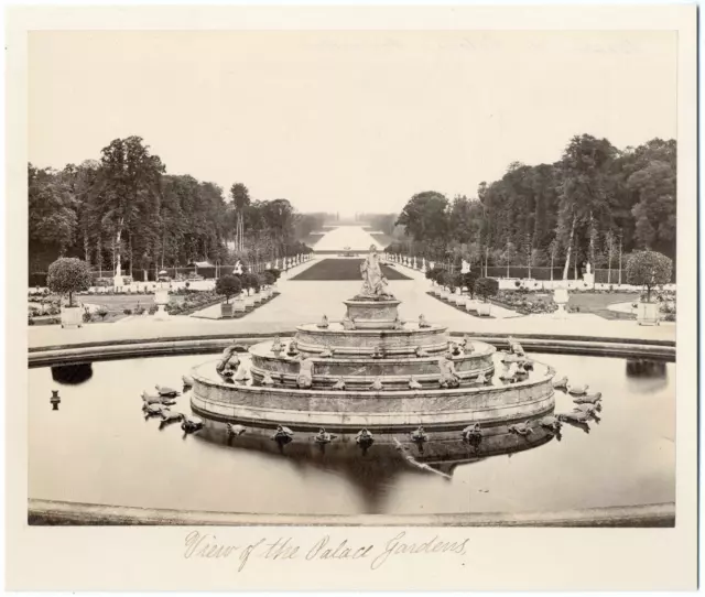 France, Versailles, le château, vue sur les jardins et la fontaine  vintage albu