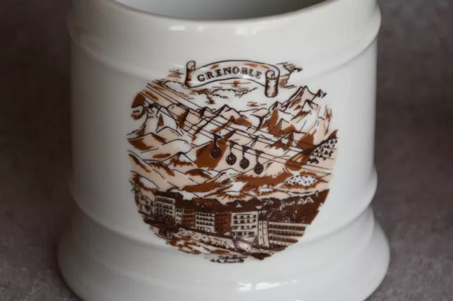 Pot avec couvercle en faïence de Limoges représentant la ville de Grenoble. 2