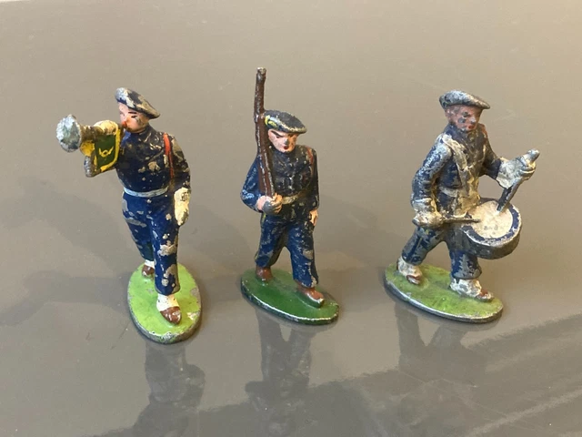 QUIRALU  3 chasseurs alpins au défilé, clairon, fusil à l'épaule, caisse claire