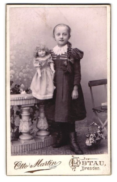 Fotografie Otto Martin, Löbtau, niedliches Mädchen im Kleid mit Zopf und Puppe
