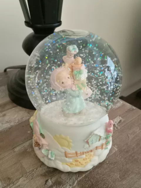 1 NO BOX Precious Moments 2001 Jingle Bells Musical Snow Globe 6"