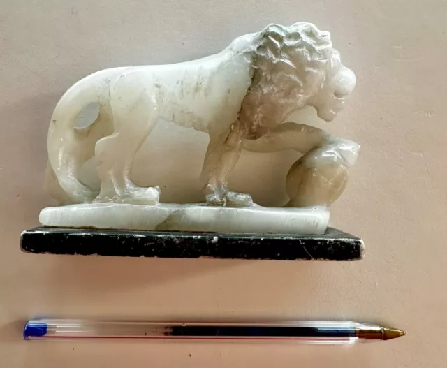 Petite statuette de Lion en Albatre