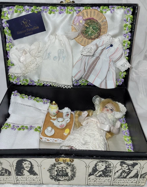 Mignonette de 12 cm  dans sa malle avec service Rentteur Porzellan et vêtements