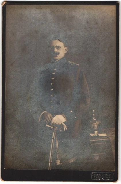 Fotografie Max Wolf, Pforzheim, Baden-Pickelhaube Artillerie neben dem Offizier