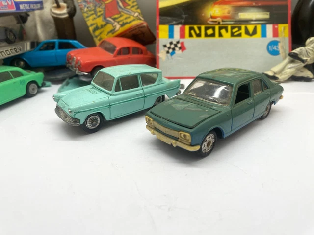 Voiture berline PEUGEOT 403 de 1956 de couleur grise éditée à 500 pièces
