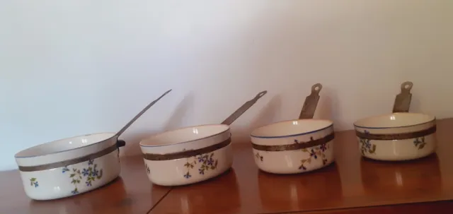 Série complète de quatre casseroles en porcelaine décor barbeaux DLG de Limoges
