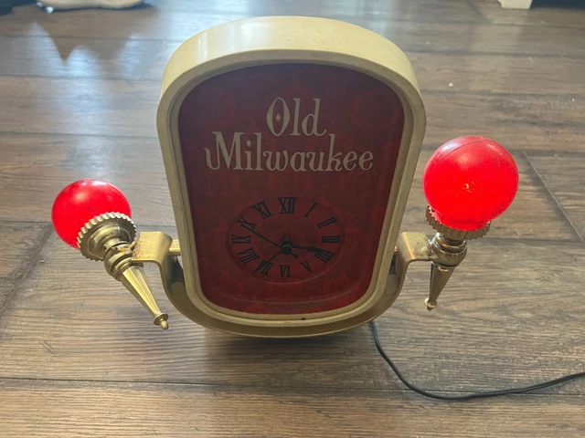 Old Milwaukee Light-Up Clock - Vintage 1969, No. 83195 Jos. Schlitz DAMAGED Old Milwaukee Light-Up Clock - Vintage 1969, No. 83195 Jos. Schlitz DAMAGED