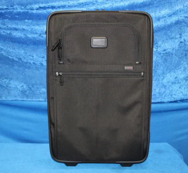 New Tumi Alpha 2 International Expandable 22" Carry On 2 Wheeled Luggage Black