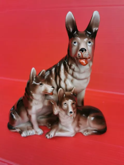 Porcelaine allemande, groupe de chiens. Ma réf.  EB015