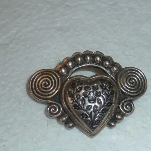 broche bretonne en argent à motifs de cœur et tourbillons de la marque Kelt
