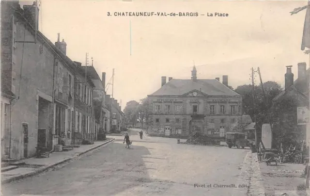 Cpa 58 Chateauneuf Val De Bargis La Place