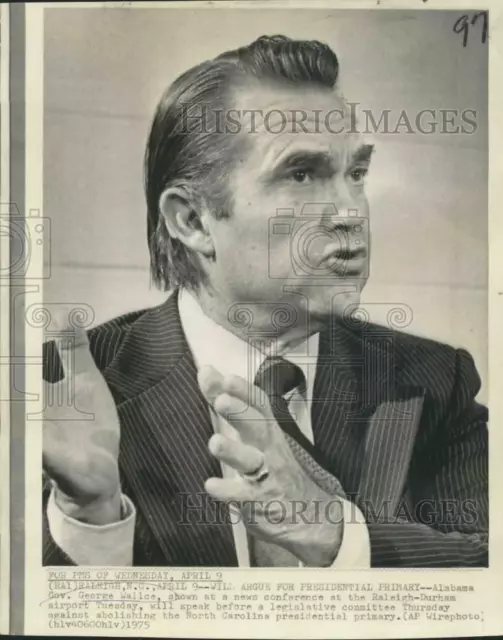 1975 Press Photo Governor George Wallace at Raleigh-Durham airport news brief