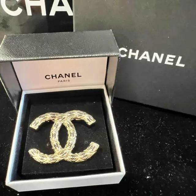 Broche entrelazado Chanel negro y dorado CC (CCXX018)