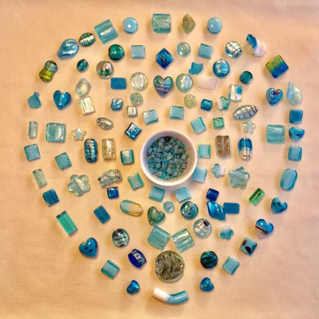 Lot d’environ 425 grammes de perles en verre multicolore bleu turquoise