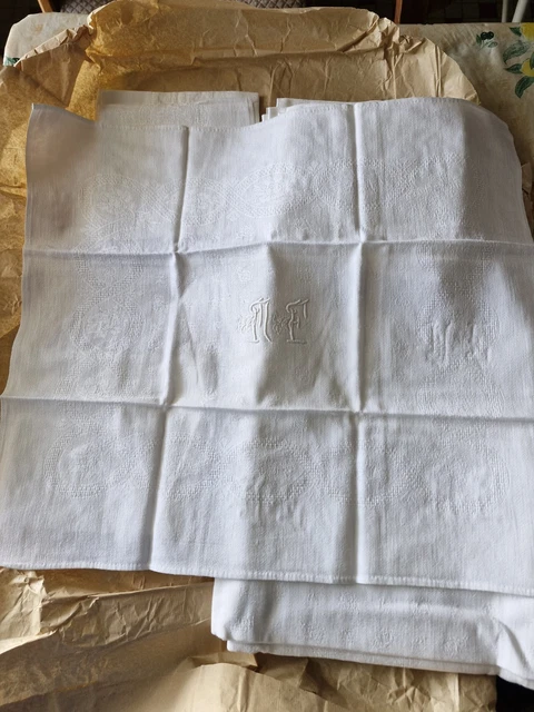 GRANDE NAPPE ET 12 serviettes en lin avec centre de table très brodé/710371A45 EUR 50,00 - FR