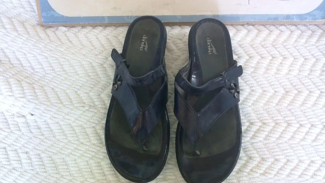 Dansko Carmen Waxy Black Leather Thong Flip Flop Sandal Women's Size 40 9.5-10 M
