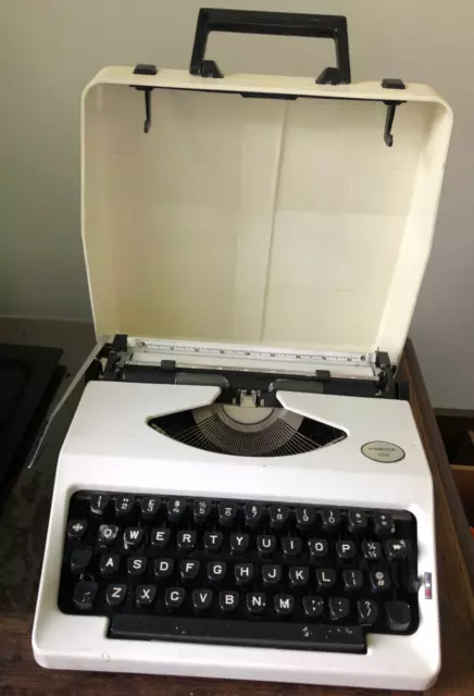 Vintage PINNOCK Model 100 Portable TYPEWRITER