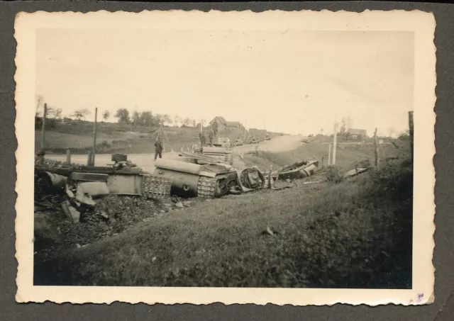Foto auf Pappe - zerstörter Panzer am Wegesrand - 2.WK